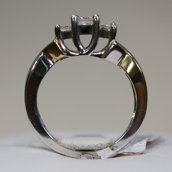 14KTT Gold 3/4 carat 3-Stone Genuine Diamond Ring - Picture 4 of 6